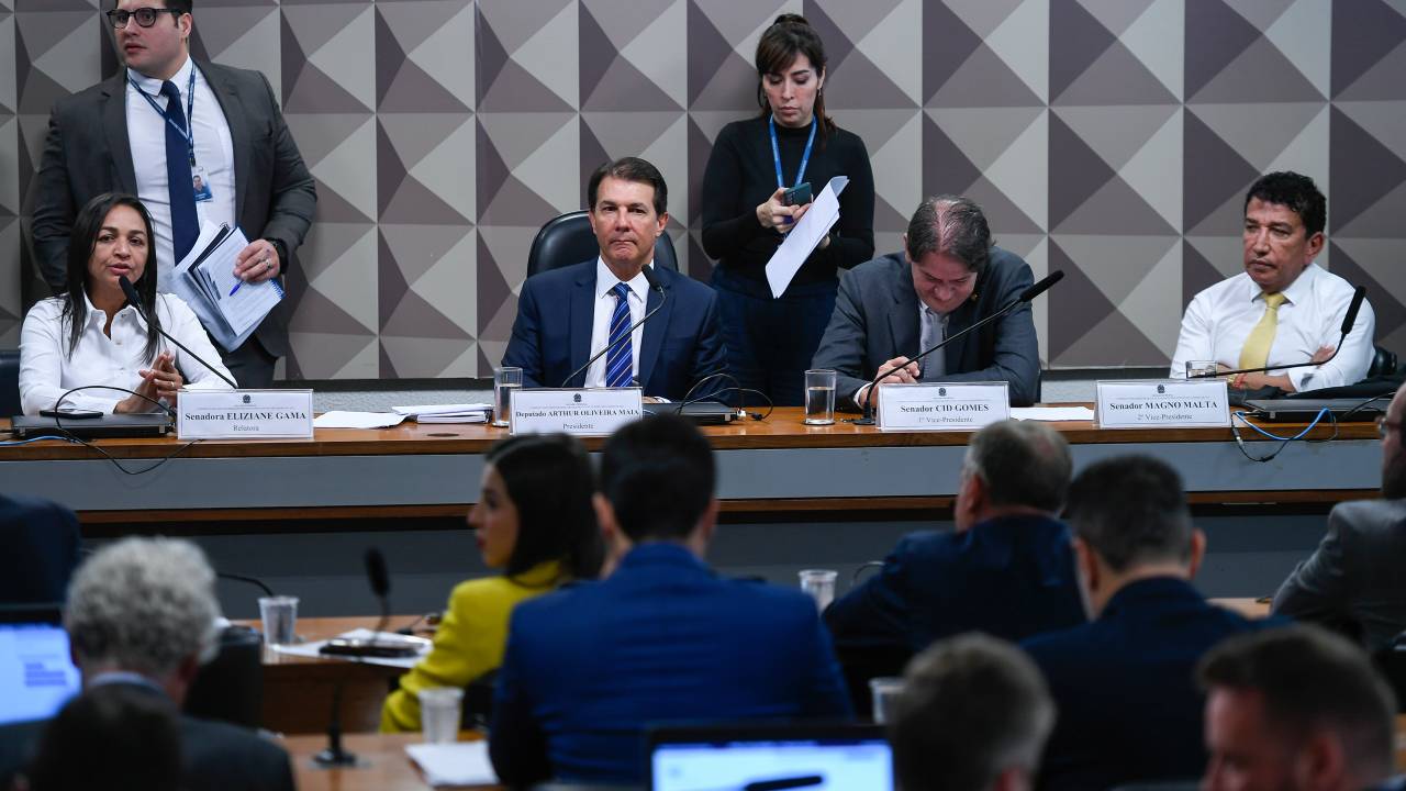 Comissão Mista Parlamentar de Inquérito (CPMI) criada para investigar os atos antidemocráticos de 8 de janeiro realiza reunião para instalação, eleição do presidente, vice e indicação do relator. A CPMI é formada por 16 senadores e 16 deputados federais titulares, com igual número de suplentes de cada Casa e vai investigar a invasão e depredação das sedes dos Três Poderes em Brasília. Mesa:relatora da CPMI do 8 de Janeiro, senadora Eliziane Gama (PSD-MA);presidente da CPMI do 8 de Janeiro, deputado Arthur Oliveira Maia (União-BA);1º vice-presidente da CPMI do 8 de Janeiro, senador Cid Gomes (PDT-CE);2º vice-presidente da CPMI do 8 de Janeiro, senador Magno Malta (PL-ES).Foto: Edilson Rodrigues/Agência Senado