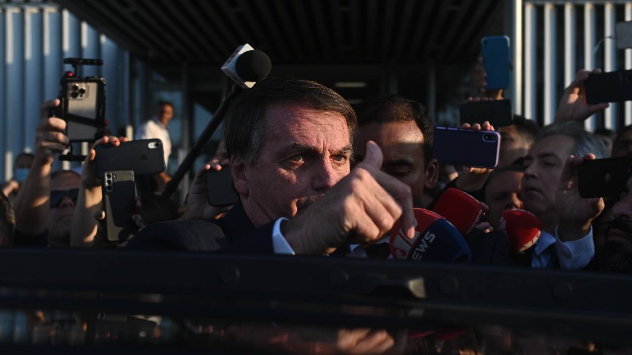 AME051. BRASILIA (BRASIL), 18/05/2023.- El expresidente de Brasil, Jair Bolsonaro, habla con la prensa mientras deja el Senado Federal después de visitar a su hijo, el senador Flávio Bolsonaro, hoy en Brasilia (Brasil). EFE/Andre Borges