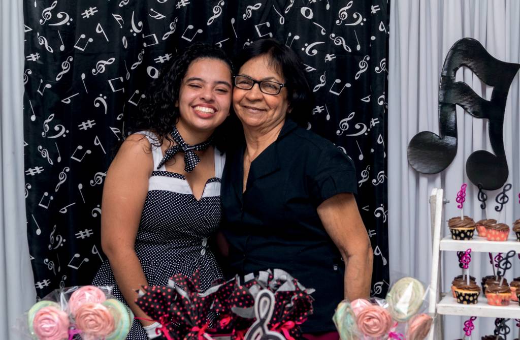 AMIZADE_Cléa Aguilar é Ester Medeiro TL 6 LINHAS.jpg REJUVENESCER, AMADURECER - A aposentada Cléa Aguilar, 80 anos, abriu novos horizontes desde que fez amizade com a estudante de publicidade Ester Medeiros, 21, com quem trava altas conversas. A vida social ficou mais agitada e ela perdeu o medo das telas. “Por outro lado, acho que minha experiência às vezes a ajuda”, conta