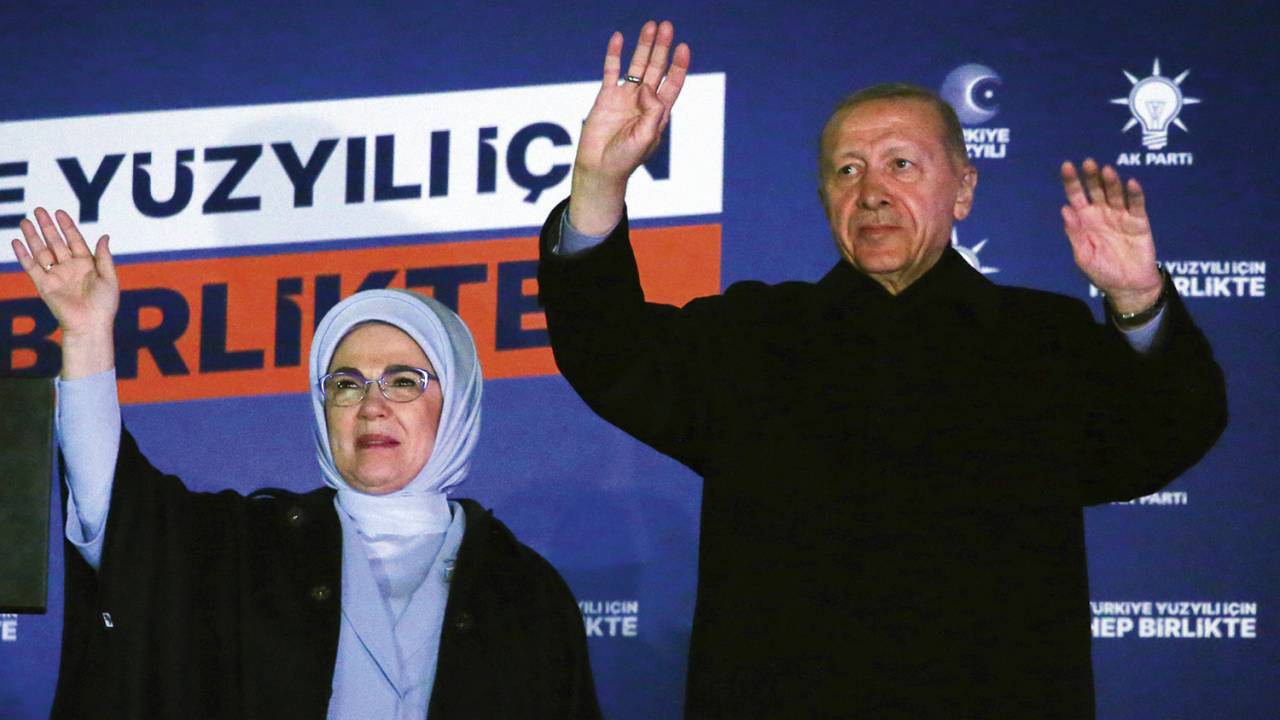 SEGUE O JOGO - Erdogan após a apuração dos votos: a máquina pública a todo o vapor para conquistar eleitores decisivos