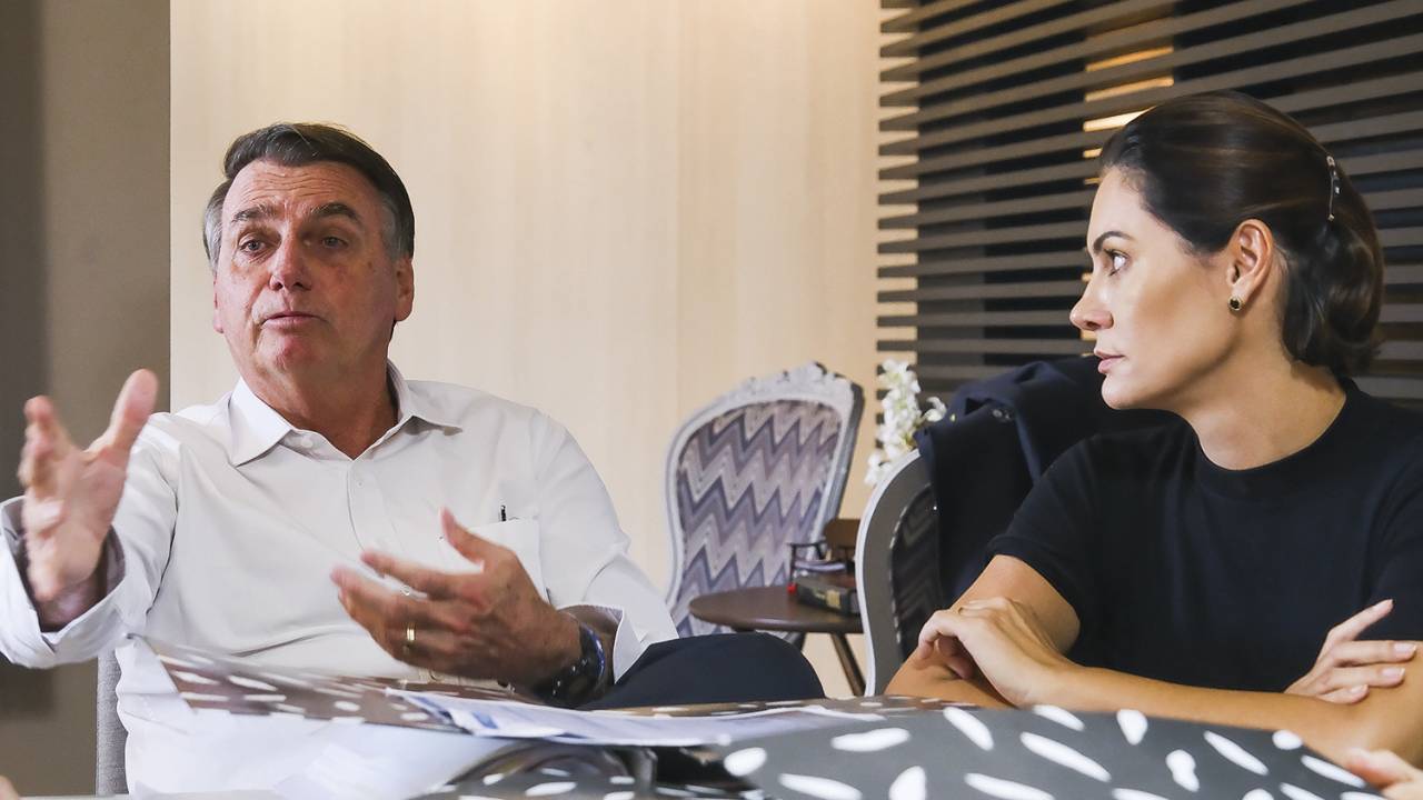 SEM SOSSEGO - Bolsonaro e Michelle: alvos de investigações que envolvem joias, dinheiro e conspiração
