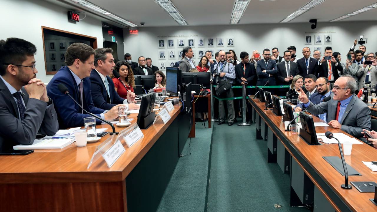 CONFRONTO - CPI do MST: outro palco da disputa política entre parlamentares governistas e representantes da oposição