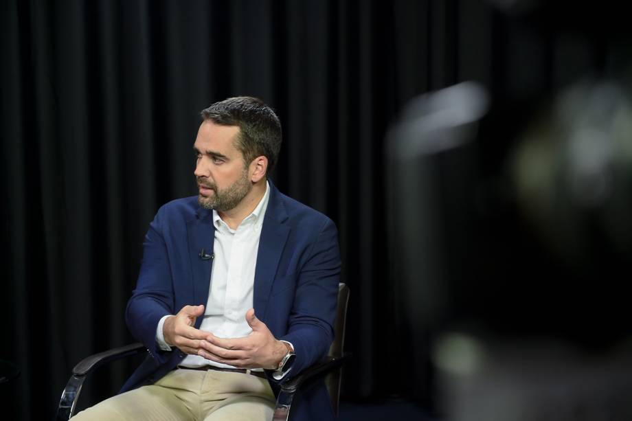 O governador do Rio Grande Do Sul, Eduardo Leite, durante a gravação do programa Amarelas On Air, de Veja