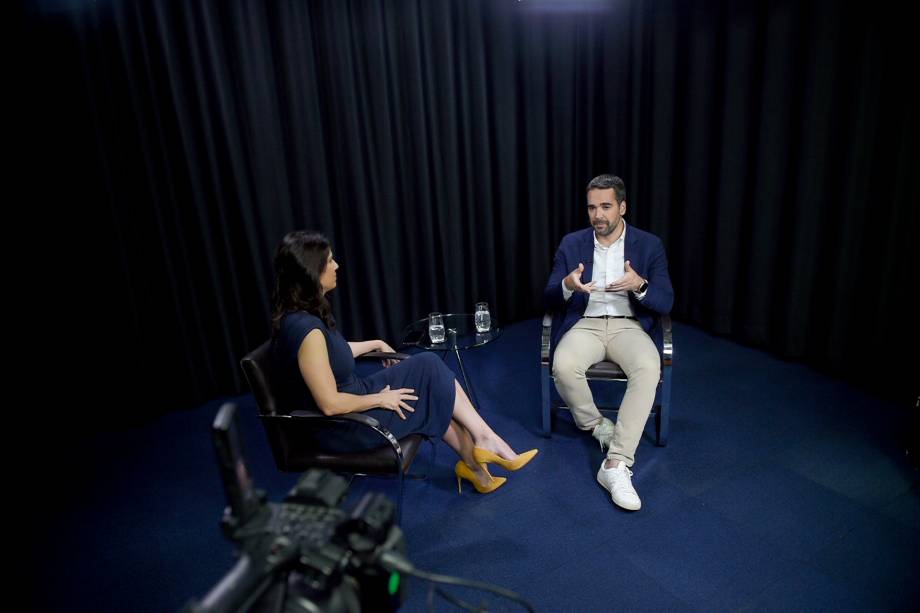 O governador do Rio Grande Do Sul, Eduardo Leite, e a jornalista Clarissa Oliveira, durante a gravação do programa Amarelas On Air, de Veja