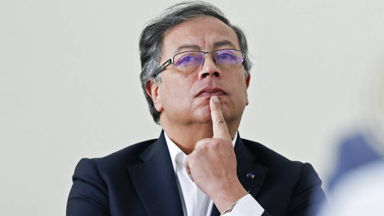 REFLETIR É PRECISO - Petro: coalizão desfeita e sete ministros demitidos