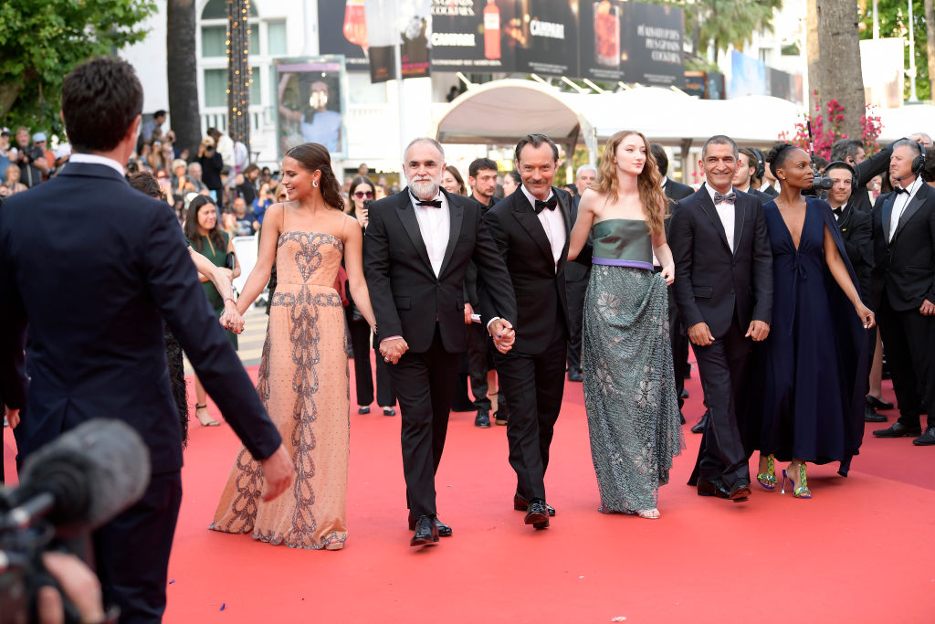 “Firebrand (Le Jeu De La Reine)” Red Carpet – The 76th Annual Cannes Film Festival Alicia Vikander, Karim Aïnouz, Jude Law, Junia Rees, Amr Waked e Mina Andala na estreia de 'Firebrand' no tapete vermelho do Festival de Cannes -