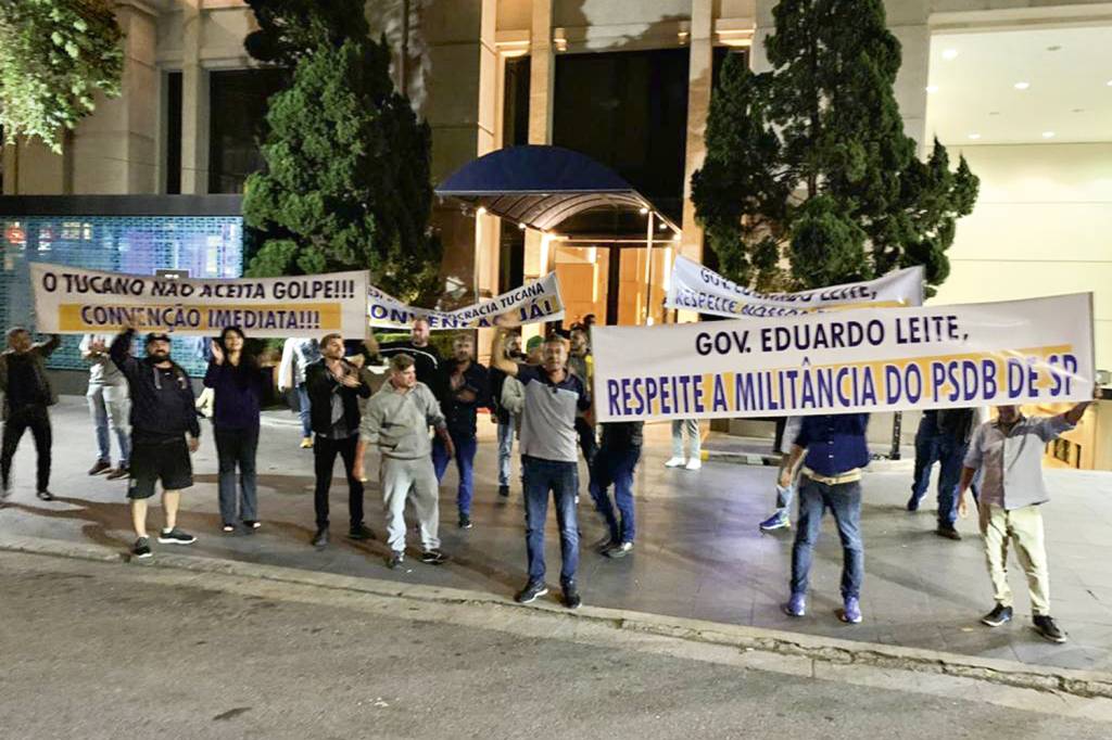 PROTESTO-PSDB-EDUARDO-LEITE-02.jpeg OPOSIÇÃO - Protesto em São Paulo: reunião esvaziada e críticas à direção