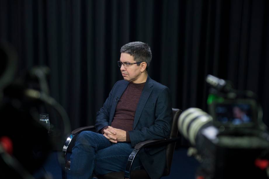 O senador Randolfe Rodrigues, durante a gravação do programa Amarelas On Air, de Veja