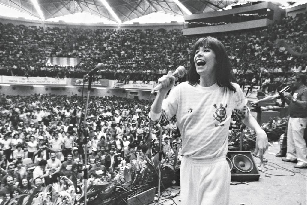 Rita-Lee-no-Show-do-Ano-no-Ginásio-da-Portuguesa_¿-Paulo-Salomão.jpg MEGATURNÊS - Anos 80: pioneirismo na era dos shows de músicos brasileiros em estádios