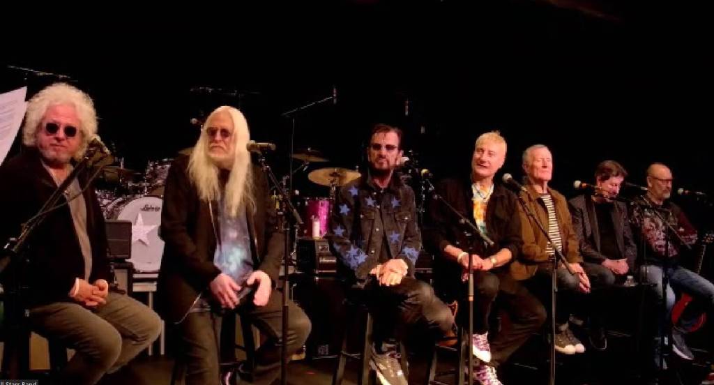 Sem título Da esquerda para a direita: Steve Lukather, Edgar Winter, Ringo Starr, Gregg Bissonette, Hamish Stuart, Warrem Ham e Colin Hay, integrantes da Ringo Starr & His All Starr Band
