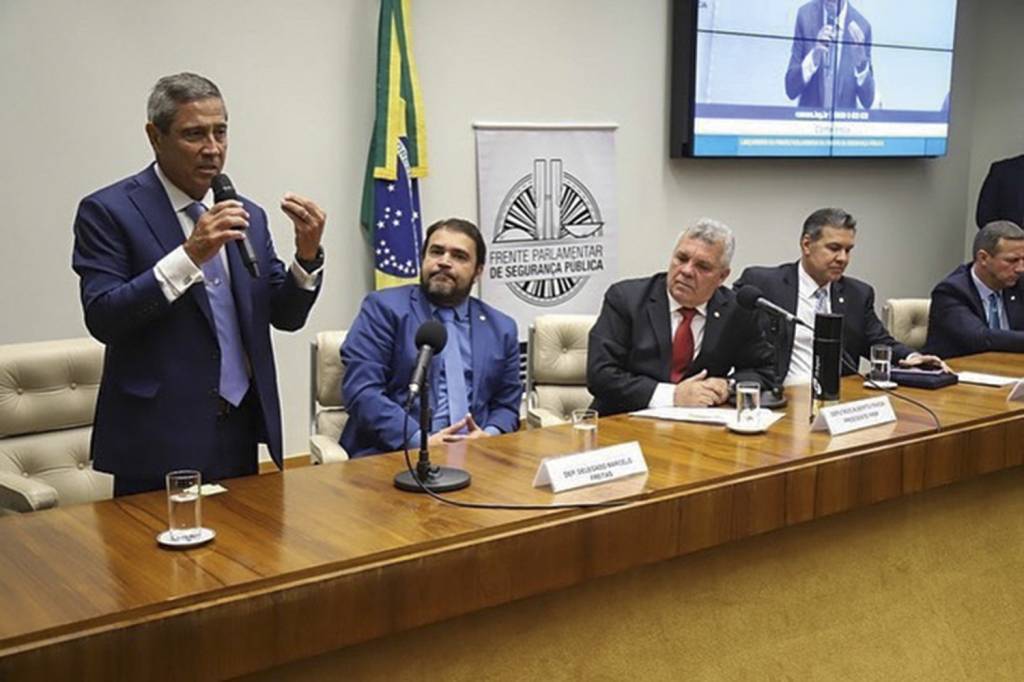 WALTER-BRAGA-NETTO—PL-2023-5-a—pequena.jpg CUIDADOS - Em reunião na Câmara: veto a celulares e encontros fechados