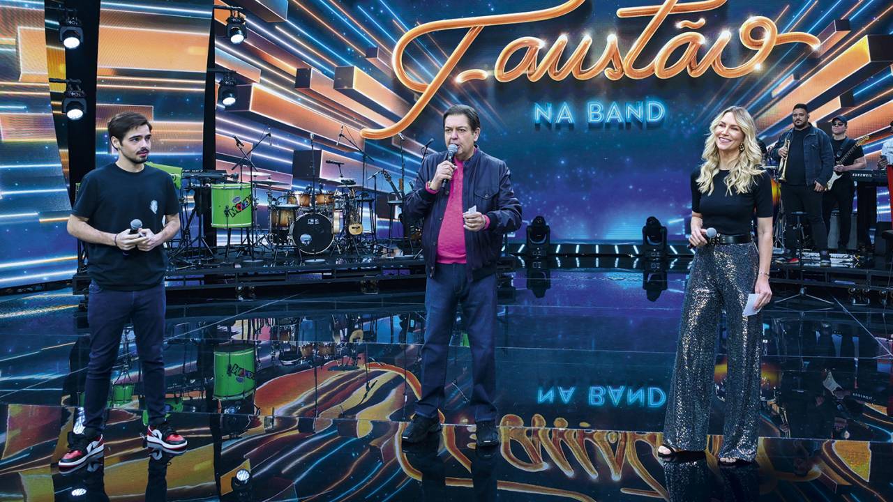 SUCESSÃO - Com o filho e Anne Lottermann: eles vão cobrir buraco do apresentador na Band até julho