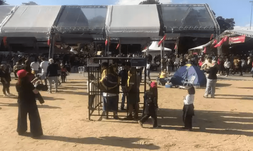 feira do mst – simulação de cela de bolsonaristas reprodução