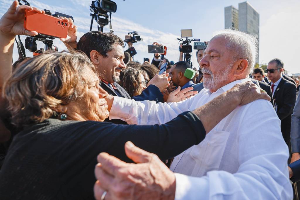 lula-desce-a-rampa-e-acompanha-retirada-das-grades_52888207673_o.jpg FUTURO - Sobre Lula: o ex-presidente critica a gestão do seu sucessor e não descarta disputar a eleição em 2026