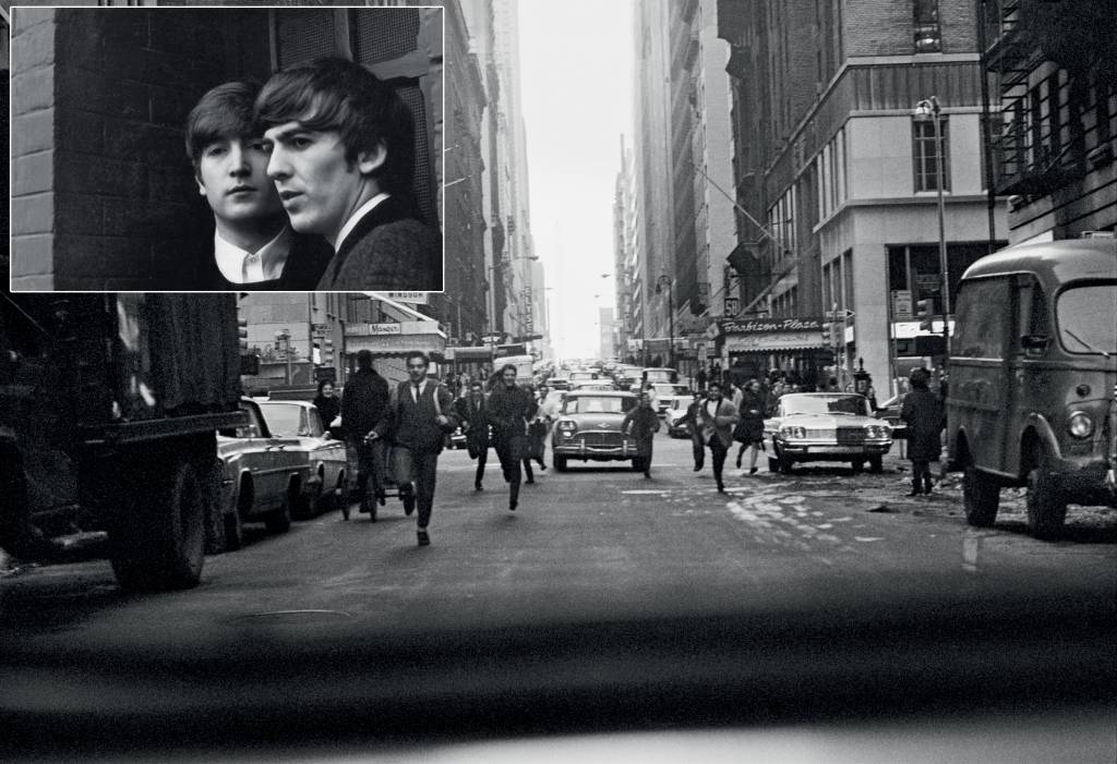 © Paul McCartney P1964-10-10_DS_cover 12.54.10 copy ANOS DOURADOS - John e George (acima) flagrados em Paris durante sessão de fotos para uma revista; abaixo, perseguição dos fãs pelas avenidas de Nova York: a explosão do rock vista por dentro