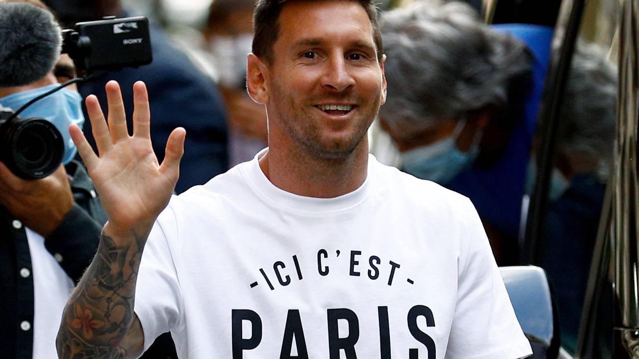 (FILES) Argentinian football player Lionel Messi arrives at the Monceau hotel in Paris on August 10, 2021, as the football legend is expected to sign an initial two-year deal with Paris Saint-Germain football club following his departure from boyhood club Barcelona. Despite some fine goals and inspired passes, Lionel Messi's time at Paris Saint-Germain did not leave the lasting impression he had hoped for, ending his two seasons with whistles and an unauthorised outing. (Photo by Sameer Al-DOUMY / AFP)
