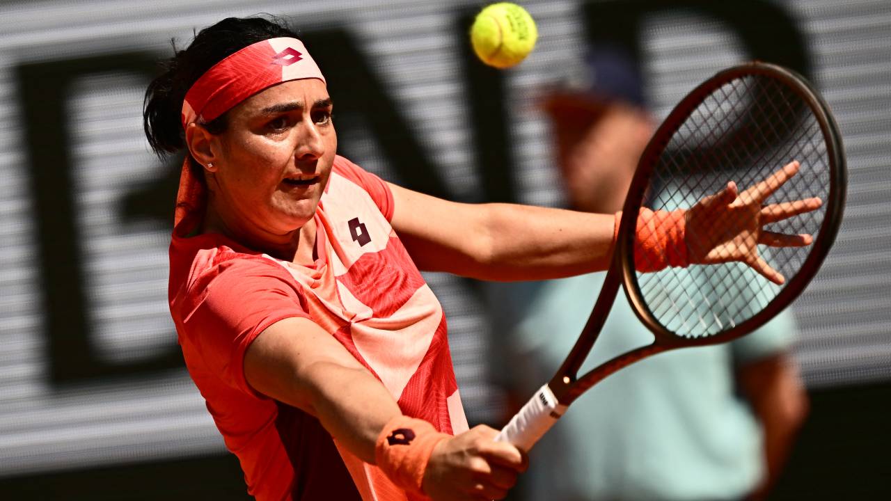 Tunisia's Ons Jabeur plays a backhand return to US Bernarda Pera during their women's singles match on day nine of the Roland-Garros Open tennis tournament at the Court Philippe-Chatrier in Paris on June 5, 2023. (Photo by JULIEN DE ROSA / AFP)