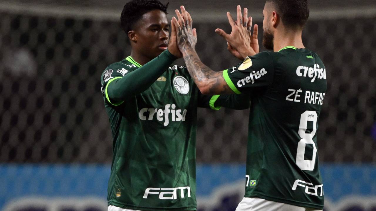 Palmeiras' forward Endrick (L) celebrates with his teammate Palmeiras' midfielder Ze Rafael after scoring a goal during the Copa Libertadores group stage second leg football match between Brazil's Palmeiras and Ecuador's Barcelona a the Allianz Parque stadium in Sao Paulo, Brazil, on June 7, 2023. (Photo by NELSON ALMEIDA / AFP)