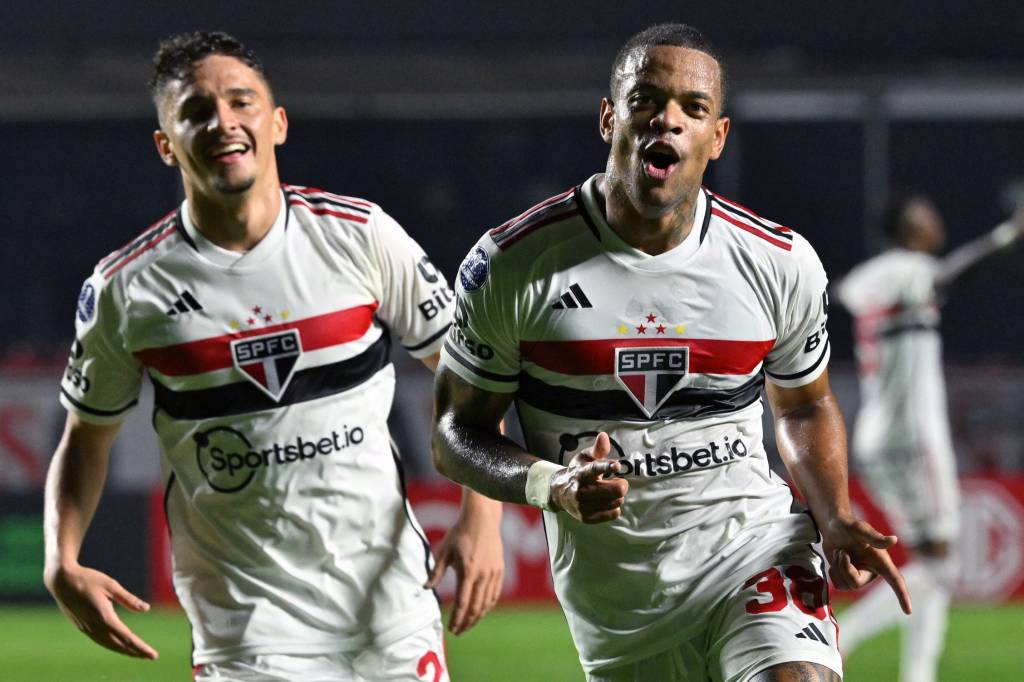 FBL-SUDAMERICANA-SAOPAULO-TOLIMA Sao Paulo's forward Caio Paulista (R) celebrates after scoring a goal during the Copa Sudamericana group stage second leg football match between Brazil's Sao Paulo and Colombia's Deportes Tolima at Morumbi Stadium in Sao Paulo, Brazil, on June 8, 2023. (Photo by NELSON ALMEIDA / AFP)