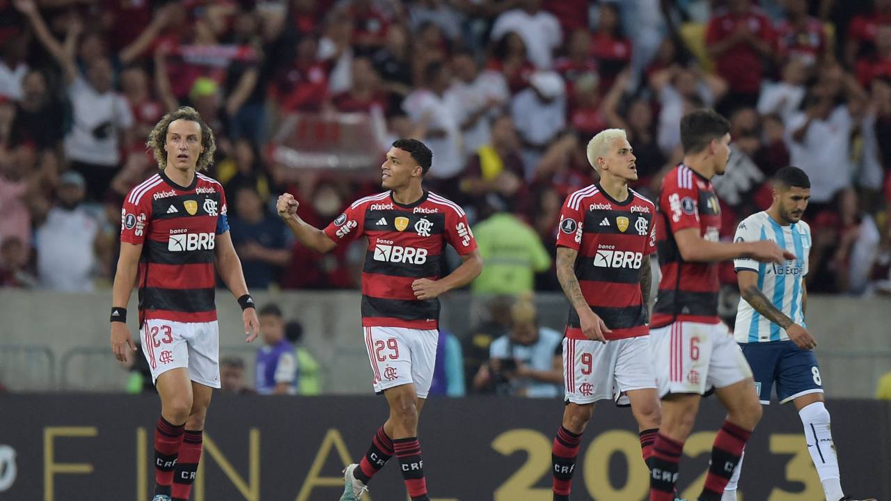 Flamengo's midfielder Victor Hugo (C) celebrates with teammates after scoring during the Copa Libertadores group stage second leg football match between Brazil's Flamengo and Argentina's Racing Club at Maracana stadium in Rio de Janeiro, Brazil, on June 8, 2023. (Photo by ALEXANDRE LOUREIRO / AFP)