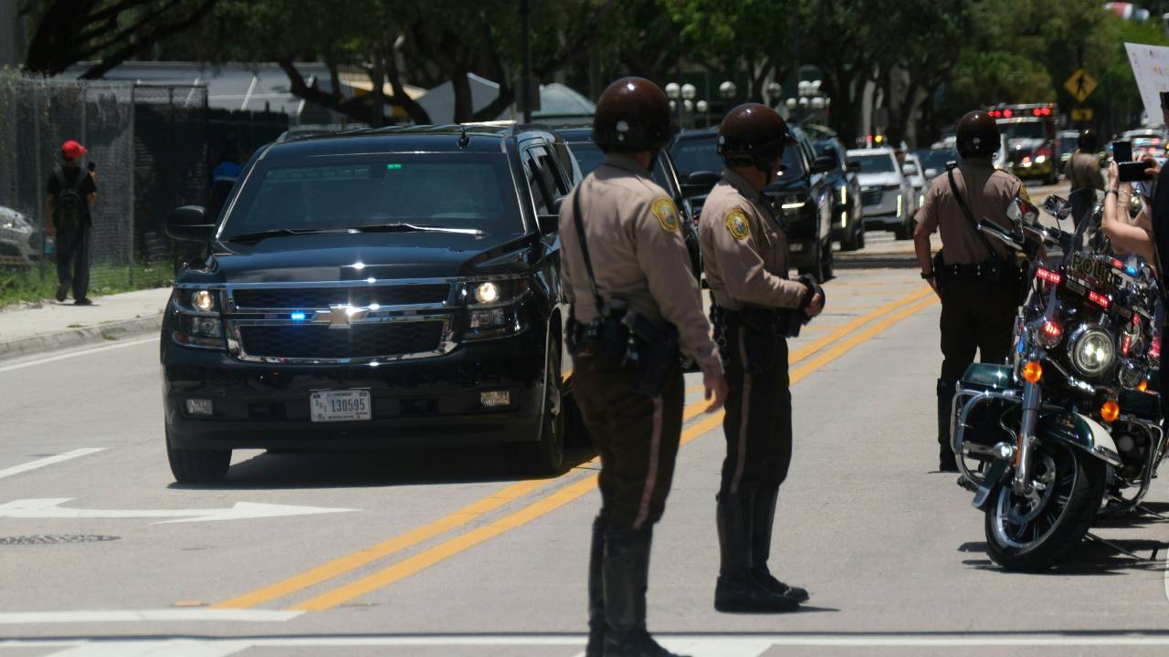 The motorcade carrying former US President Donald Trump arrives at Wilkie D. Ferguson Jr. United States Federal Courthouse in Miami, Florida, on June 13, 2023. Trump is appearing in court in Miami for an arraignment regarding 37 federal charges, including violations of the Espionage Act, making false statements, and conspiracy regarding his mishandling of classified material after leaving office. (Photo by RICARDO ARDUENGO / AFP)