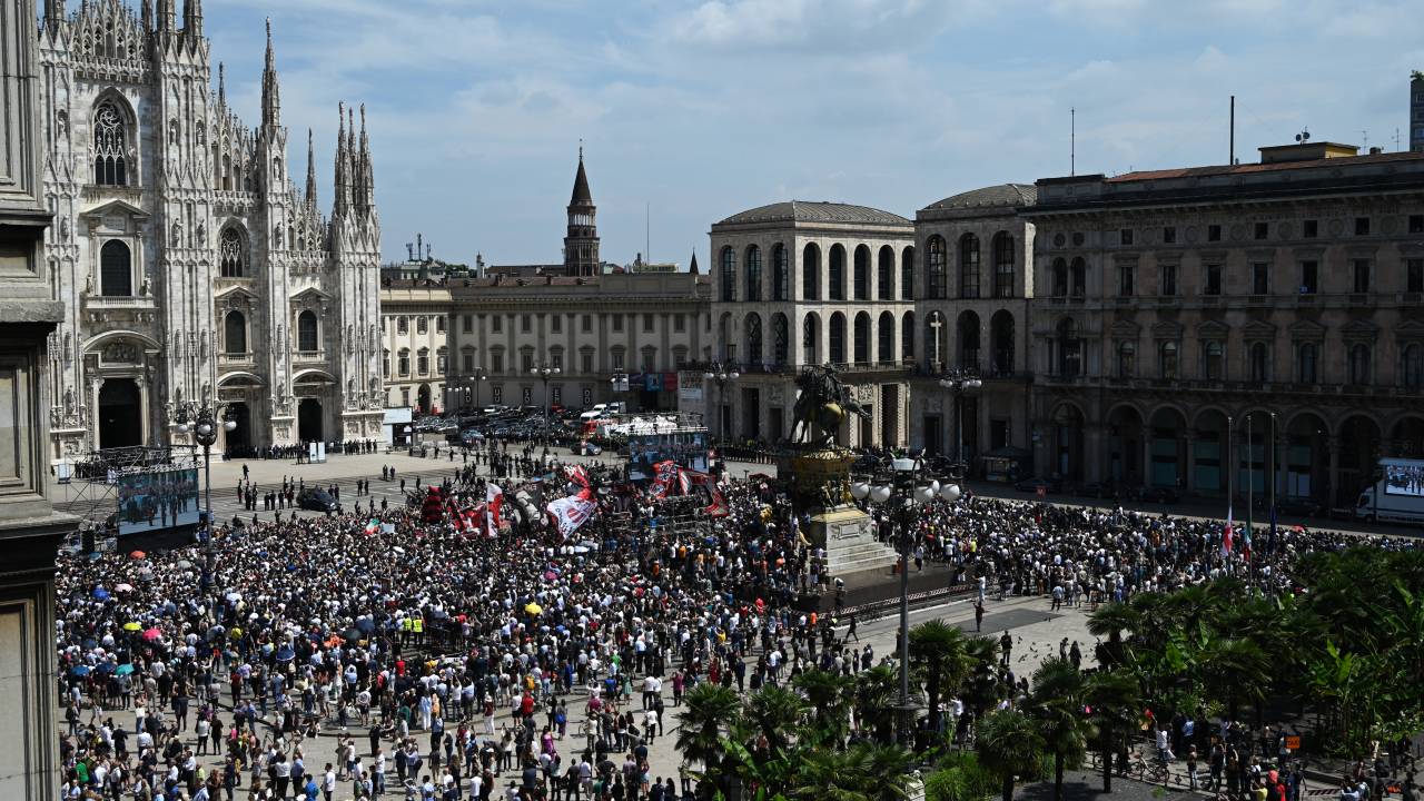 A genral view shows the hearse (Rear L) transporting the coffin of Italy's former prime minister and media mogul Silvio Berlusconi arriving at the Duomo cathedral in Milan on June 14, 2023 for the state funeral of Berlusconi. (Photo by GABRIEL BOUYS / AFP)