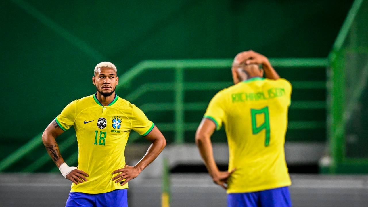 Brazil's midfielder Joelinton Cassio and Brazil's forward Richarlison (R) react after Senegal's forward Sadio Mane scored during the international friendly football match between Brazil and Senegal at the Jose Alvalade stadium in Lisbon on June 20, 2023. (Photo by Patricia DE MELO MOREIRA / AFP)