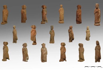 Estatuetas de argila oferecidas à Deméter e Perséfone. A maioria das peças retratavam mulheres ou crianças, mas havia alguns elementos masculinos. Também havia representações de animais, como leões, porcos, tartarugas e pássaros -