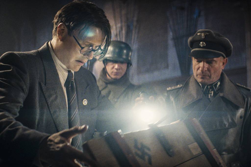 2-ABRE-SIMPLES–FILME-INDIANA-JONES—THE-DIAL-OF-DESTINY-11.jpg ARQUI-INIMIGO - Mads Mikkelsen como o vilão Voller: cientista nazista tenta voltar no tempo e vencer a II Guerra Mundial