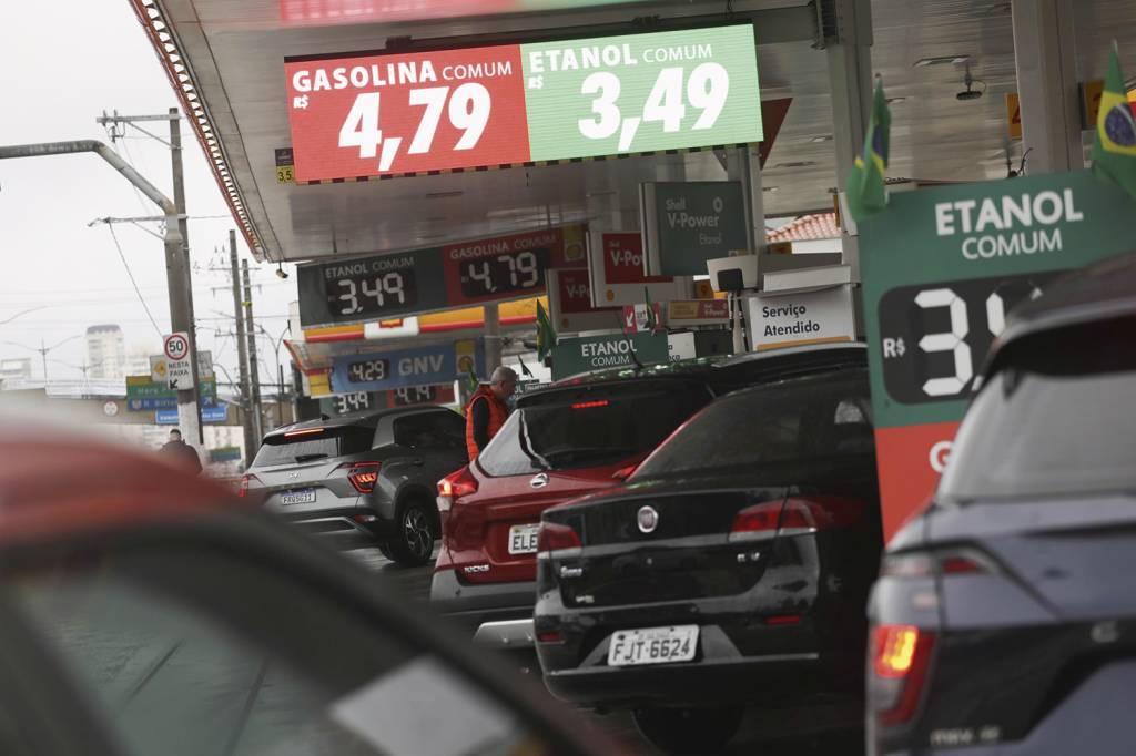 20230531160649163_42.jpg NO POSTO - Fila para abastecer: diminuição da gasolina e do etanol provoca impacto em toda a cadeia econômica