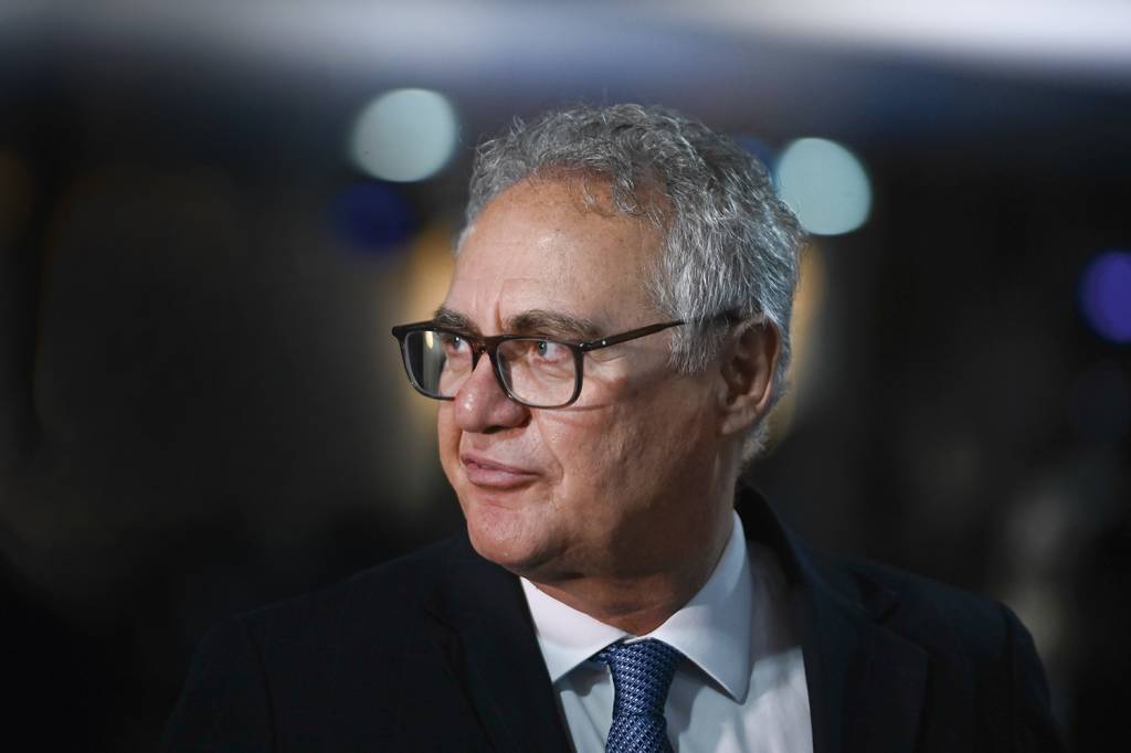 2346251_fotoarena.jpg “Arthur Lira é o dono da chave do cofre do orçamento secreto que exala corrupção: ônibus, barras de ouro, robótica, caminhões de lixo etc.” - Senador Renan Calheiros