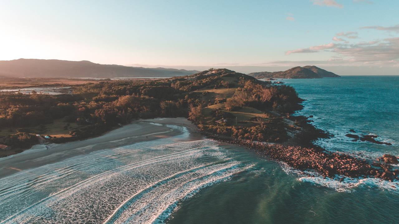 Imagem da praia do Ouvidor, no litoral de Garopaba, em Santa Catarina -