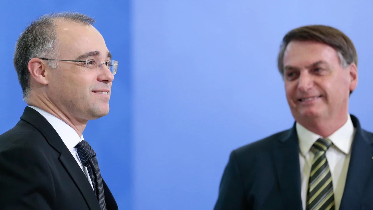 O ministro do STF, André Mendonça, com o presidente Jair Bolsonaro, na época em que era ministro da Justiça e Segurança Pública do seu governo (Carolina Antunes/PR)