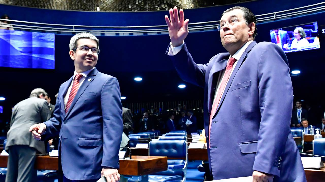 Os senadores Randolfe Rodrigues (Rede-AP) e Eduardo Braga (MDB-AM) no plenário do Senado, em março desse ano