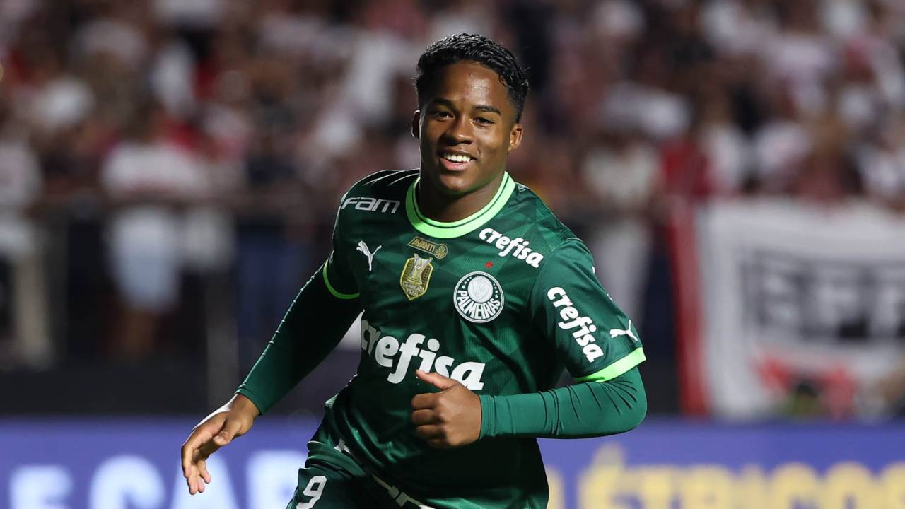 O jogador Endrick, da SE Palmeiras, comemora seu gol contra a equipe do São Paulo FC, durante partida válida pela déciima rodada, do Campeonato Brasileiro, Série A, no Estádio do Morumbi. (Foto: Cesar Greco/Palmeiras/by Canon)
