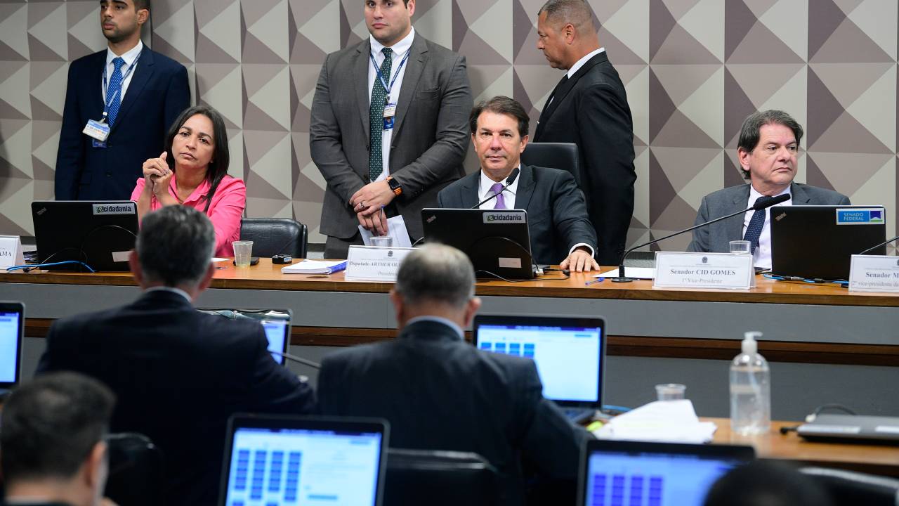 A relatora da CPMI do 8 de Janeiro, senadora Eliziane Gama (PSD-MA), o presidente da comissão, deputado Arthur Maia (União-BA), e o vice-presidente, senador Cid Gomes (PDT-CE)