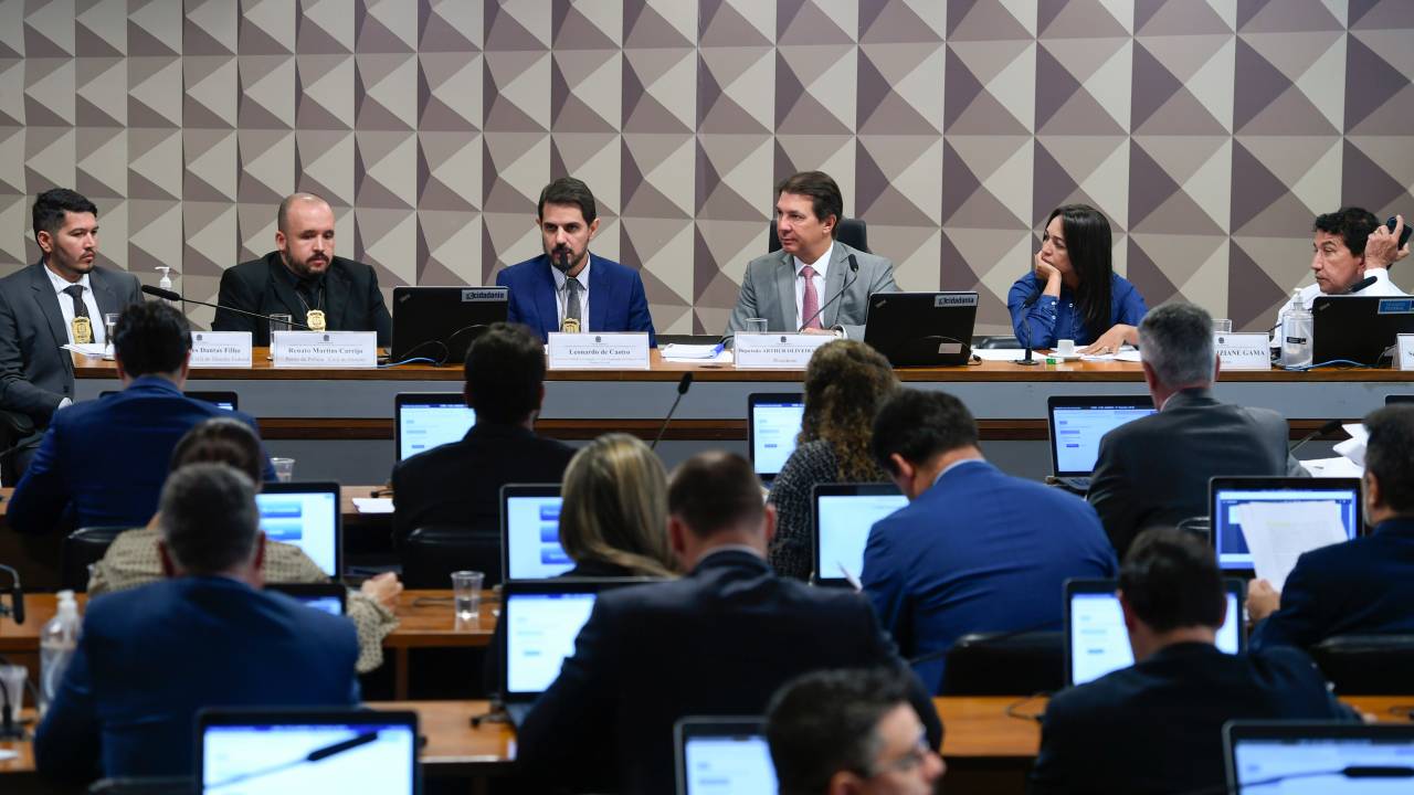 Comissão Parlamentar Mista de Inquérito dos Atos de 8 de Janeiro de 2023 (CPMI - 8 de Janeiro) realiza reunião para inquirir quatro testemunhas relacionadas ao atentado a bomba próximo ao Aeroporto Internacional de Brasília, em 24 de dezembro de 2022. Ouvir as testemunhas faz parte da linha investigatória estabelecida pela relatora no plano de trabalho, que começa pelos fatos anteriores aos ataques de 8 de janeiro contra os Poderes da República. Mesa:perito da Polícia Civil do Distrito Federal (PCDF), Valdir Pires Dantas Filho;perito da Polícia Civil do Distrito Federal (PCDF), Renato Martins Carrijo;delegado da Polícia Civil do Distrito Federal (PCDF), Leonardo de Castro;presidente da CPMI do 8 de Janeiro, deputado Arthur Maia (União-BA);relatora da CPMI do 8 de Janeiro, senadora Eliziane Gama (PSD-MA);2° vice-presidente da CPMI do 8 de Janeiro, senador Magno Malta (PL-ES).Foto: Edilson Rodrigues/Agência Senado