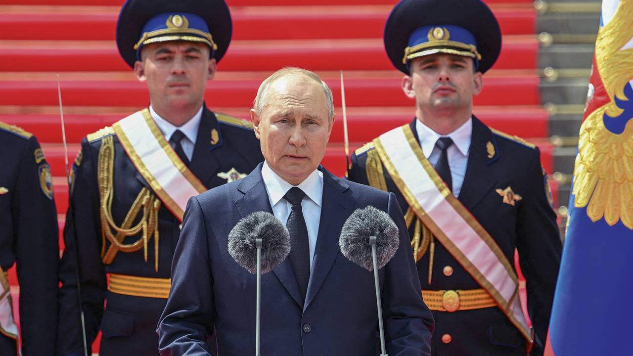 NA DEFENSIVA - Putin: discursos para atacar os “traidores” e destacar a “união da sociedade”