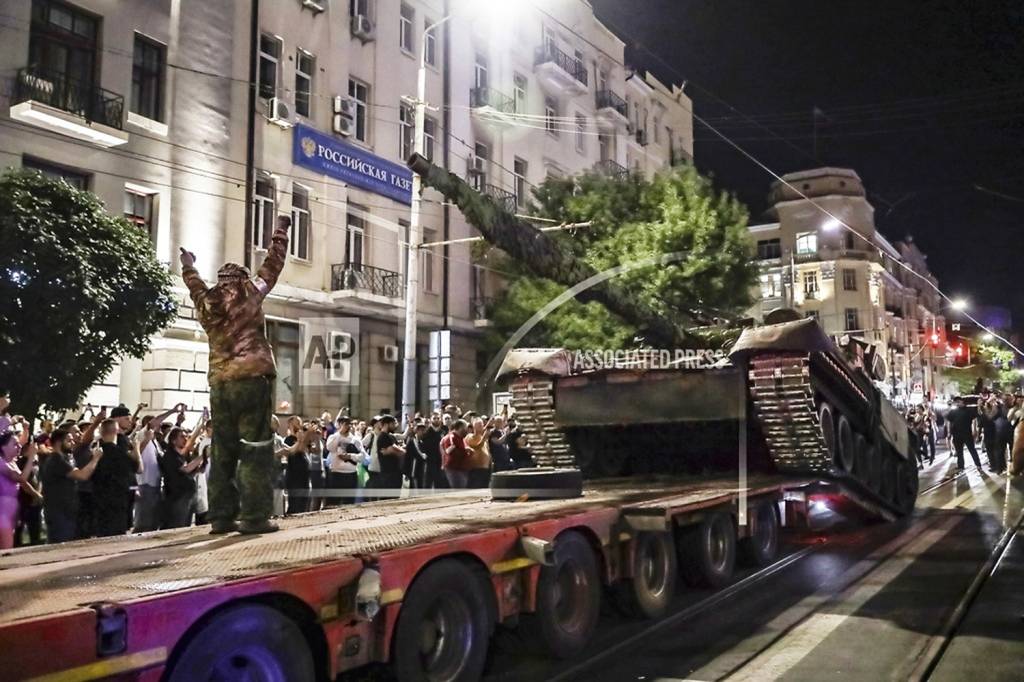 AP23175799081303.jpg BEM-VINDOS - Tanque do Wagner em Rostov: população recebeu com aplausos