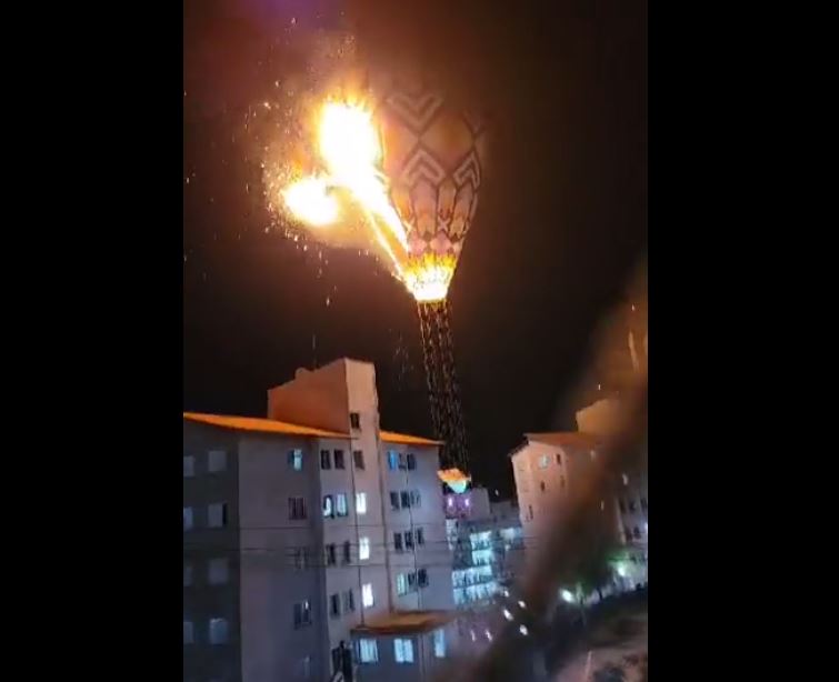 Momento em que balão em chamas toca prédio em Arujá, na Grande São Paulo