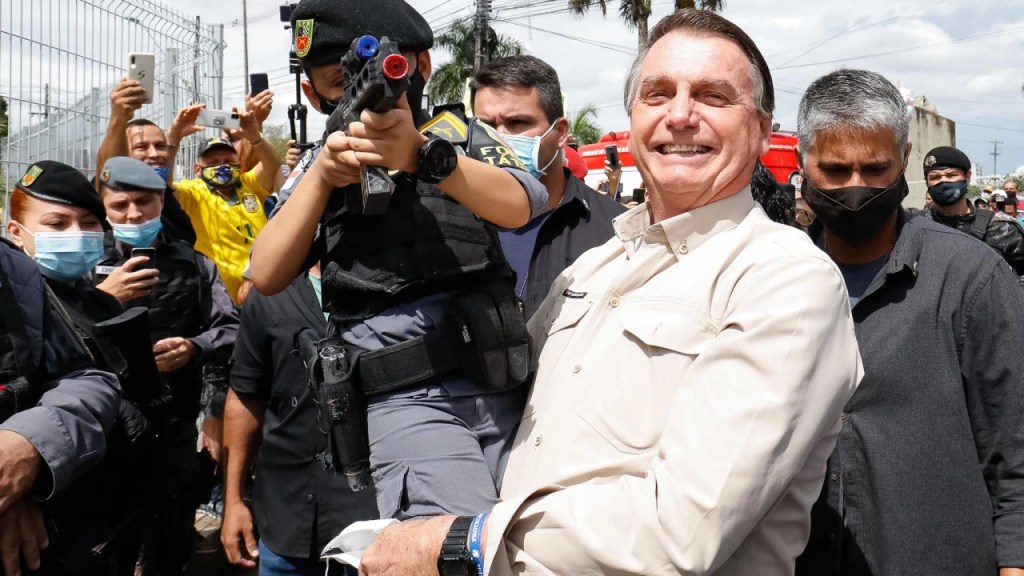 Por falta de máscara, Bolsonaro sofre bloqueio de R$ 317 mil