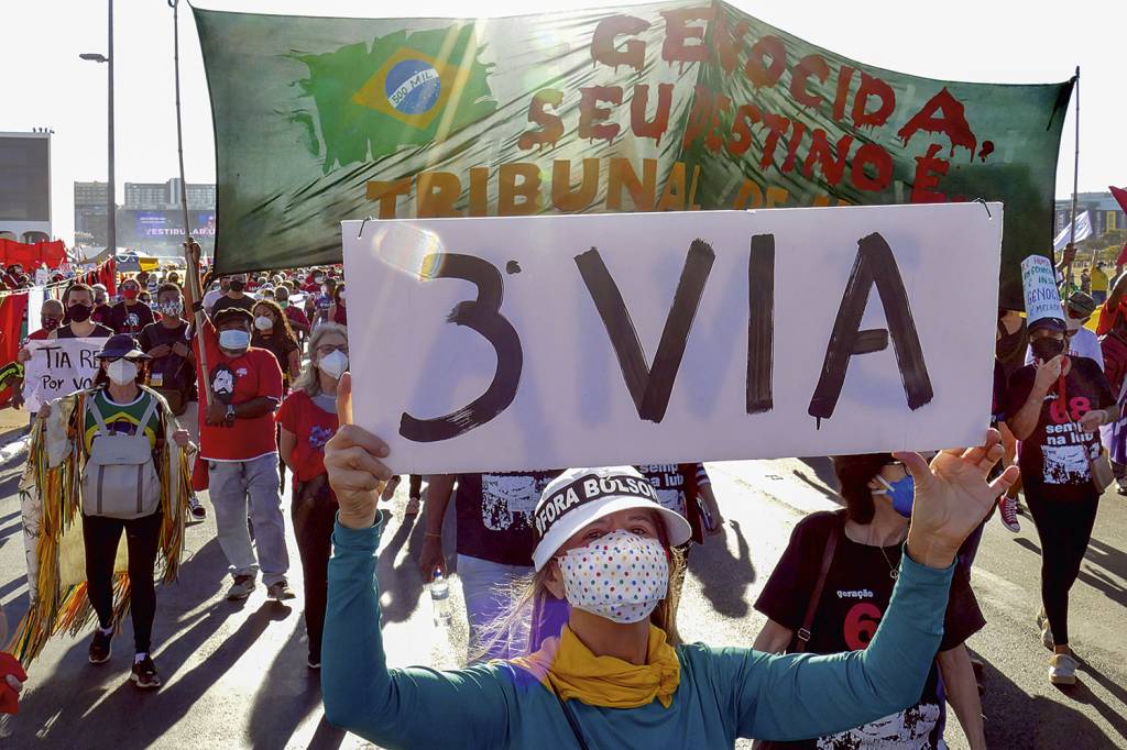 CARTAZ-A-FAVOR-DA-3-VIA-2021-Foto-Orlando-Brito.jpg AO CENTRO - Militante pró-terceira via: fiasco em 2022 e esperança para 2026