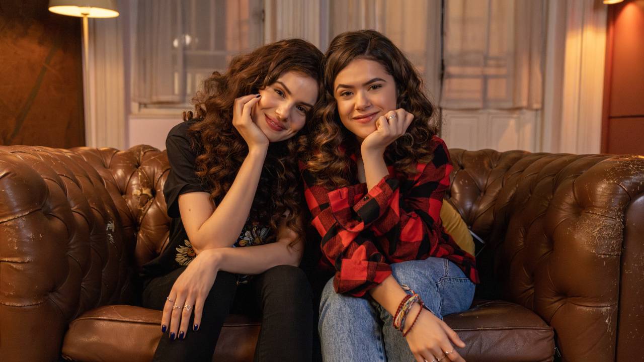 DE VOLTA AOS 15. (L to R) CAMILA QUEIROZ as ANITA at 30, MAISA as ANITA at 15 int DE VOLTA AOS 15 Season 2. Cr. Vans Bumbeers/Netflix © 2023