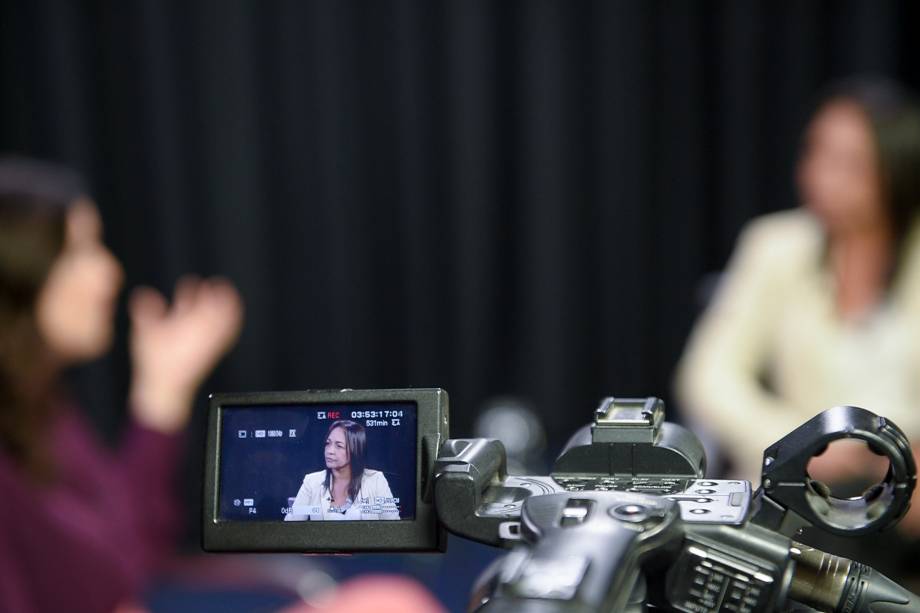 A senadora Eliziane Gama durante entrevista ao programa Amarelas On Air, de Veja