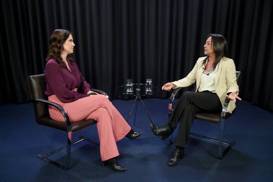 A jornalista Clarissa Oliveira e a senadora Eliziane Gama durante entrevista ao programa Amarelas On Air, de Veja