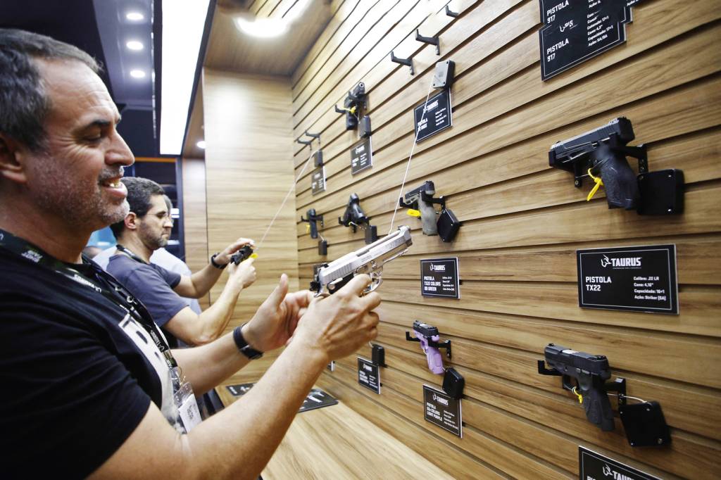 FEIRA-ARMAS-JOINVILLE-2022-01.jpg À ESQUERDA - Feira em SC: eleitor a ser conquistado é contra armamento civil
