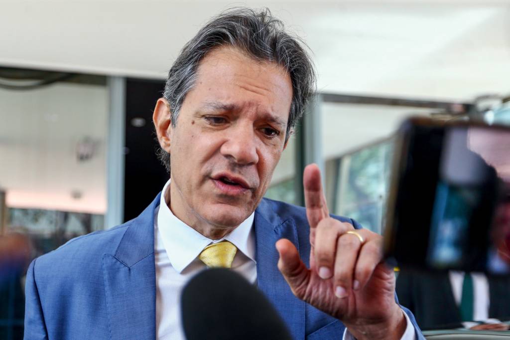 Brasília (DF), 29/03/2023 – O Ministro da Fazenda, Fernando Haddad, fala com a imprensa ao sair do ministério. ALIVIADO - Haddad: a expectativa do governo é que o primeiro corte da Selic saia em agosto
