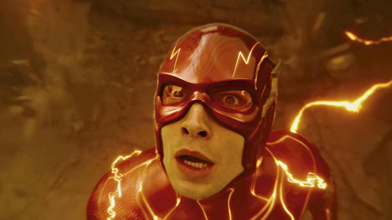 GAROTO-PROBLEMA - Ezra Miller no figurino do Flash: ator “cancelado” encarna herói de forma vigorosa