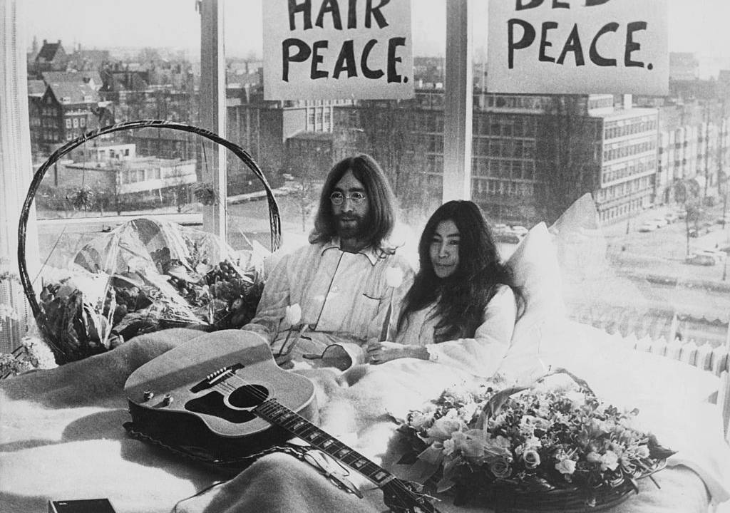 John Lennon e Yoko Ono em 1969 durante protesto pacifista simbólico -