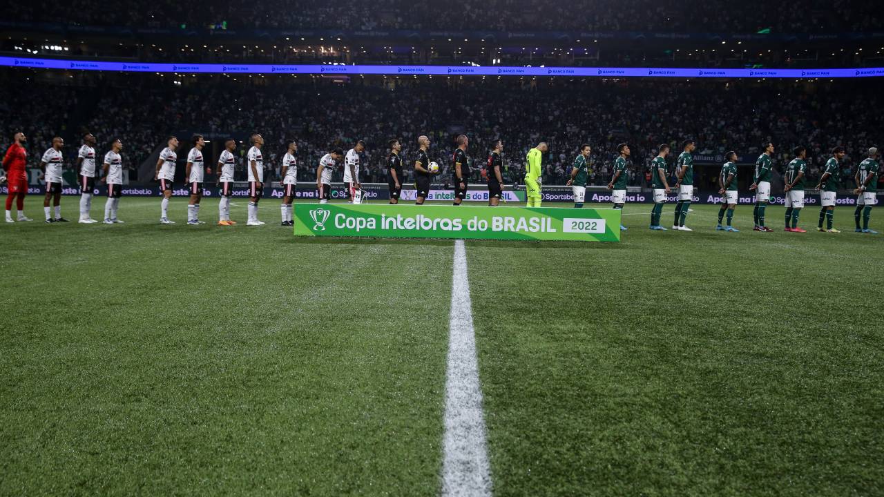 SAO PAULO, BRAZIL - JULY 14: Players of Sao Paulo and of Palmeiras line up before a match between Palmeiras and Sao Paulo as part of Copa do Brasil 2022 at Allianz Parque on July 14, 2022 in Sao Paulo, Brazil. (Photo by Alexandre Schneider/Getty Images)